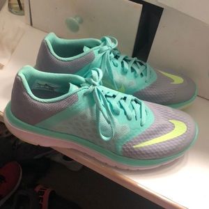 brand new nike fitsole running shoes!